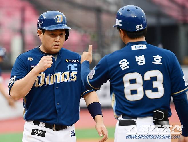 2022 KBO리그 NC다이노스와 kt위즈의 경기가 22일 수원KT위즈 파크에서 열렸다. NC 양의지가 1회초 1사 2루에서 마티니의 우월 투런 홈런때 득점하고 있다.  수원=최문영 기자 deer@sportschosun.com/2022.06.22/