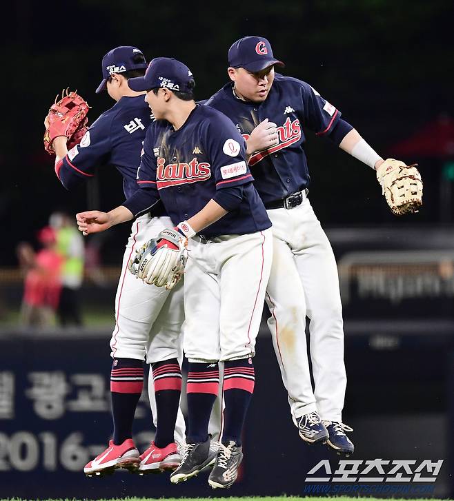 22일 광주 기아챔피언스필드에서 KBO리그 KIA와 롯데의 경기가 열렸다. 10회 연장 끝에 롯데가 KIA에 7대 5로 승리했다. 경기 종료 후 승리의 기쁨을 나누고 있는 롯데 선수들. 광주=송정헌 기자songs@sportschosun.com/2022.06.22/