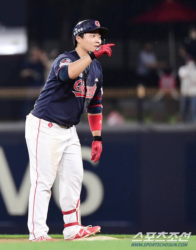 22일 광주 기아챔피언스필드에서 KBO리그 KIA와 롯데의 경기가 열렸다. 10회초 1사 1루에서 한동희가 1타점 2루타를 날렸다. 2루에서 손을 들어보이고 있는 한동희. 광주=송정헌 기자songs@sportschosun.com/2022.06.22/