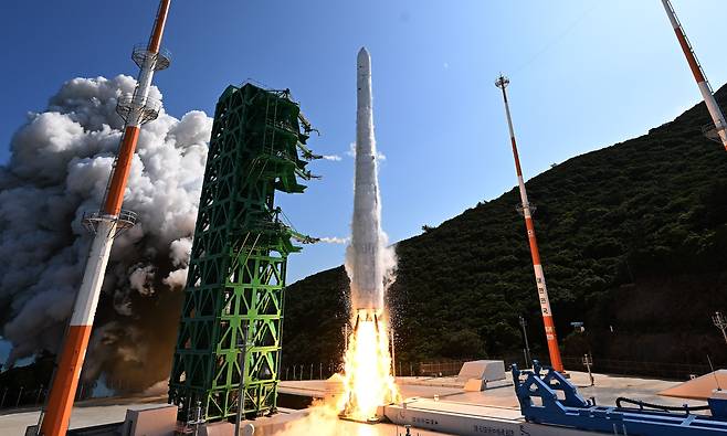 순수 국내 기술로 설계 및 제작된 한국형 발사체 누리호(KSLV-Ⅱ)가 21일 전남 고흥군 나로우주센터 발사대에서 화염을 내뿜으며 우주로 날아오르고 있다. 실제 기능이 없는 모사체(더미) 위성만 실렸던 1차 발사와 달리 이번 2차 발사 누리호에는 성능검증위성과 4기의 큐브위성이 탑재됐다. /2022.06.21 사진공동취재단