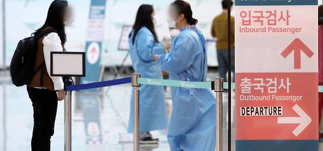 지난 5월 24일 오후 인천국제공항 제2여객터미널 내 코로나19 검사장에 한 시민이 의료진과 상담을 하고 있다. /뉴스1