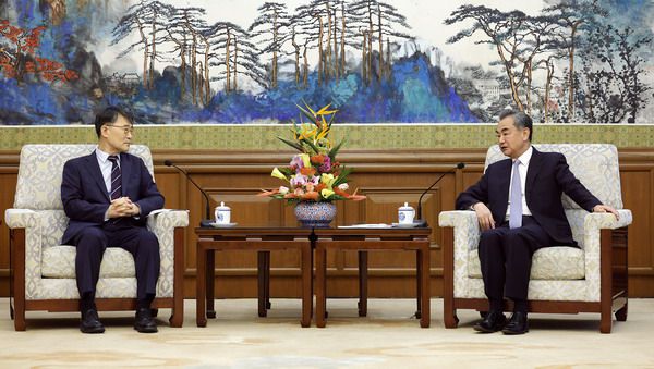 장하성 주중 대사가 이임을 앞두고 2022년 6월 22일 왕이 중국 외교부장을 만났다. /중국 외교부