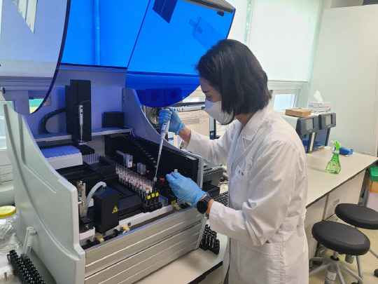 대전보건환경연구원 연구원이 코로나19 대응요원 항체양성률 검사를 하고 있다. 사진=대전보건환경연구원 제공