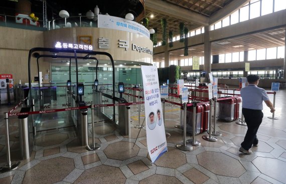 김포국제공항 국제선 출국 게이트 앞을 한 직원이 지나가고 있다. /사진=뉴시스