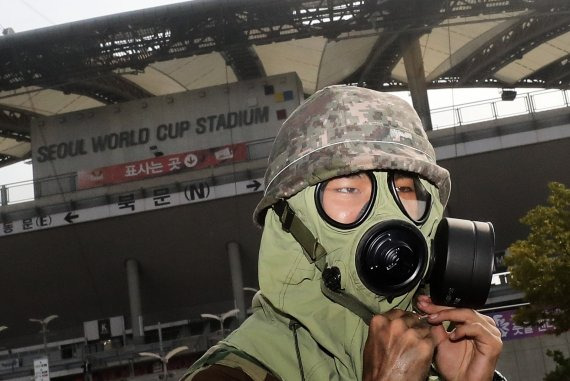 방독면을 착용하고 훈련 중인 군 장병. 사진=뉴스1