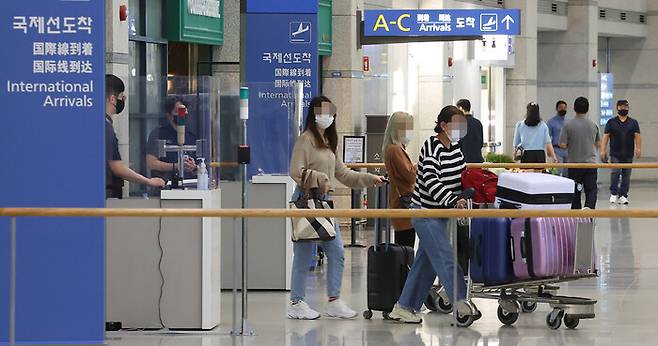 국내에서 처음으로 원숭이두창 감염 의심자가 발생한 가운데 22일 오후 인천국제공항 제1여객터미널 입국장 모습. 연합뉴스