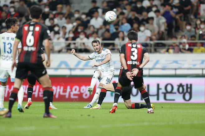 감아차기로 동점골을 쏘아올린 울산의 바코(왼쪽 세번째). 한국프로축구연맹 제공