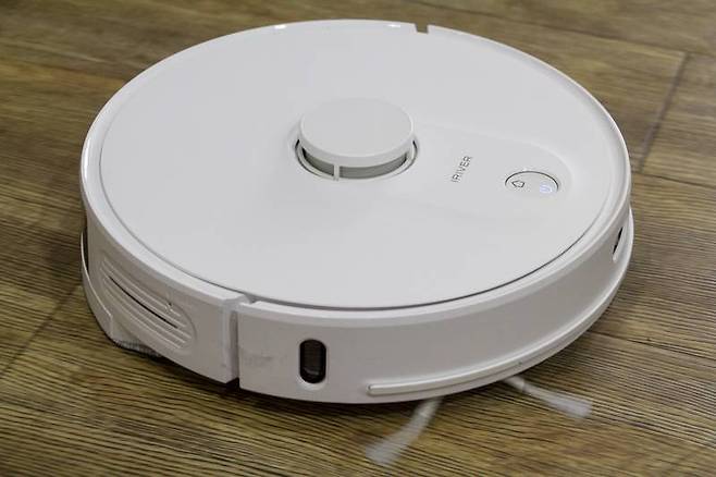 청소 명령은 기기의 버튼으로 시작할 수 있지만, 앱을 통해 명령하는 게 효과적이다. 출처=IT동아