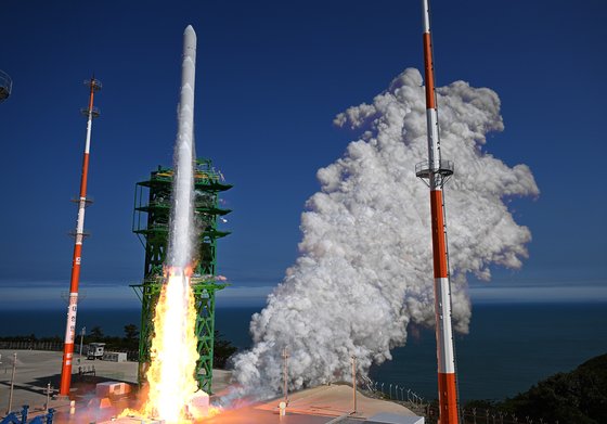 한국형 발사체 누리호(KSLV-Ⅱ)가 21일 전남 고흥군 나로우주센터 발사대에서 화염을 내뿜으며 우주로 날아오르고 있다. [고흥=사진공동취재단]