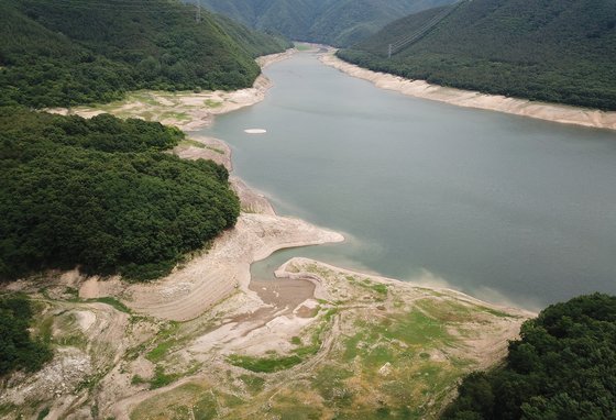 13일 가뭄으로 인해 경북 청도군 운문댐 수위가 낮아지면서 곳곳에 물이 말라 가장자리 땅이 드러나고 있다. 뉴스1