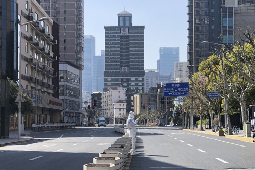 지난 4월 코로나19 확산으로 봉쇄된 중국 상하이 도심의 한 도로가 통행하는 차량 없이 텅 비어있다. AP연합뉴스