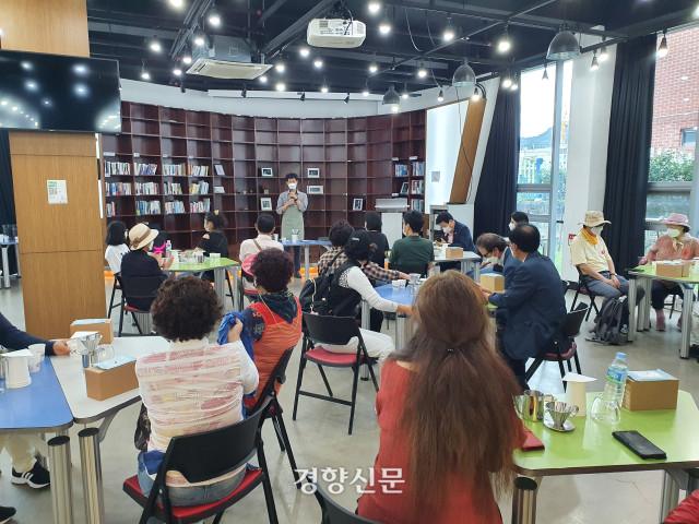 ‘서울 출발, 광주 동구 광역시티투어’ 참가자들이 17일 동명동에서 일일바리스타 체험을 하고 있다.