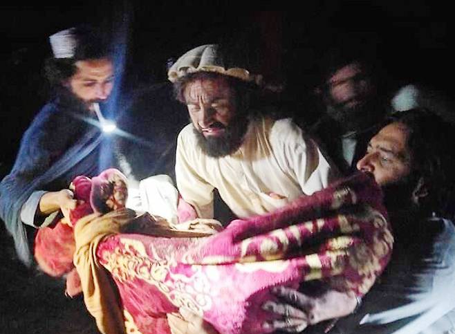 긴박 강진이 일어난 아프가니스탄 동부 파크티카주에서 22일 주민들이 부상자들을 이송하고 있다. AP연합뉴스