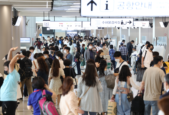 Gimpo International Airport's domestic terminal is crowded with travelers on June 3. [YONHAP]