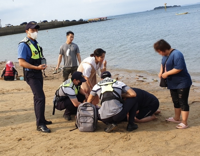 바다에 빠진 외국인 관광객 구조 당시 모습. 충남소방본부 제공