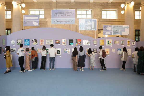 문화역서울284에서 열린 MZ세대 미술 장터 `그림도시`에서 관람객들이 작품을 살펴보고 있다.  [사진 제공 = 예술경영지원센터]