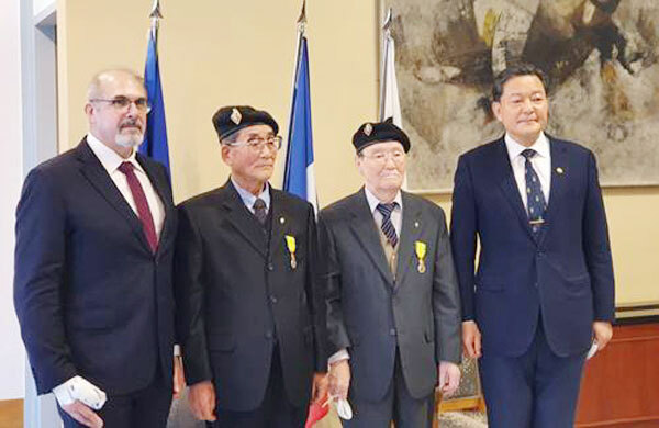 2021년 프랑스 정부로부터 훈장을 받은 박동하 씨(왼쪽 둘째)와 박문준 씨(왼쪽 셋째)의 모습. [사진 제공 = 주한프랑스대사관]