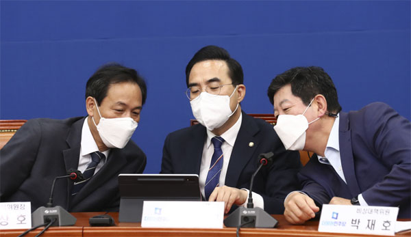 더불어민주당 우상호 비상대책위원장(왼쪽)과 박홍근 원내대표(가운데)가 22일 비대위 회의에서 대화하고 있다. [한주형 기자]