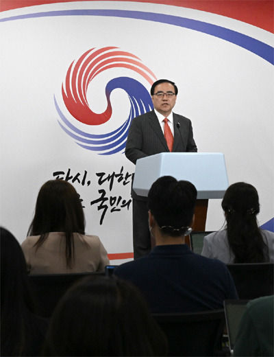 김성한 국가안보실장이 22일 오후 서울 용산 대통령실 청사에서 윤석열 대통령의 북대서양조약기구(NATO·나토) 정상회의 참석과 관련해 브리핑을 하고 있다. [이승환 기자]