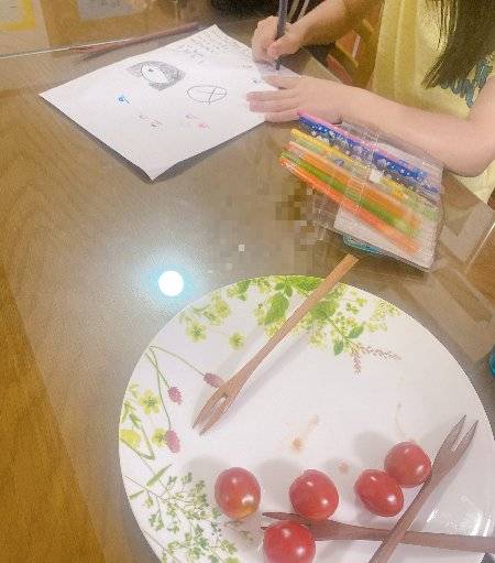 롯데월드에 가기 위해, 지켜야 할 약속을 하나씩 열심히 쓰고 있는 소지./사진=남형도 기자