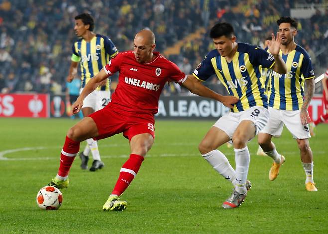 21일(한국시각) 김민재(페네르바체)가 프랑스 리그1 스타드 렌의 관심을 받는 것으로 전해졌다. 사진은 올시즌 김민재가 유로파 리그에서 활약하는 모습. /사진=로이터