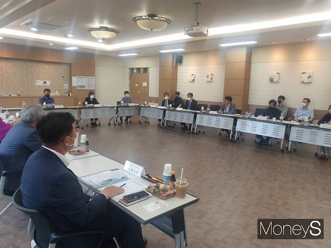 광주전남지방중소벤처기업청은 21일 중진공 호남연수원에서 지역내 스마트공장 도입과  전문인력 양성 방안을 논의하기 위한  '중소기업지원협의회'를 개최했다/사진=광주전남중소벤처기업청 제공.