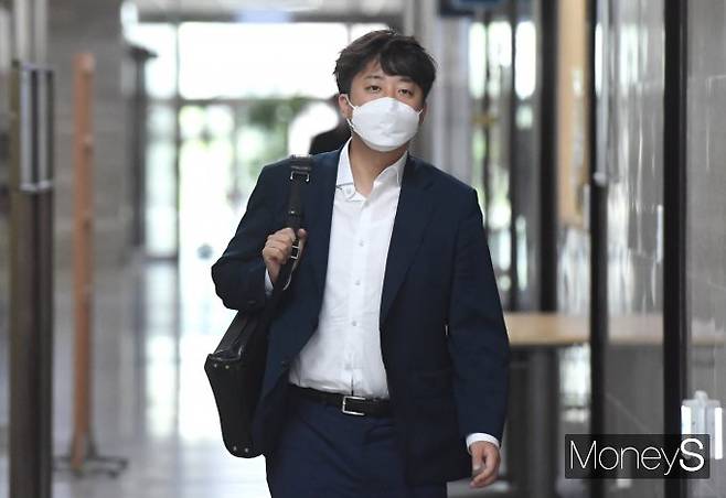 이준석 국민의힘 대표가 22일 자신의 '성상납 관련 증거인멸 의혹'에 대한 징계 심의 자리에 출석을 요청했으나 거절당했다고 밝혔다. 사진은 이 대표가 지난 16일 오전 서울 여의도 국회에서 열린 최고위원회의에 참석하는 모습./사진=장동규 기자