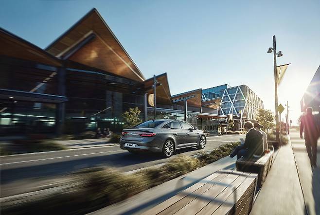 르노파이낸셜서비스코리아가 XM3·SM6·QM6 계약 고객을 대상으로 6월 한 달 동안 다양한 운전자 혜택을 결합한 '밸류박스 프로모션'을 진행한다. 사진은 2022년형 SM6. /사진=르노코리아