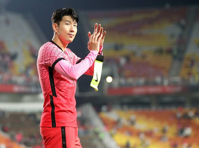 한 미국 매체가 22일(한국시각) 한국이 16강 진출과 탈락 가능성이 동시에 있다고 평가했다. 사진은 지난 10일 파라과이전 끝나고 손흥민이 팬들에게 인사하는 모습. /사진=뉴스1