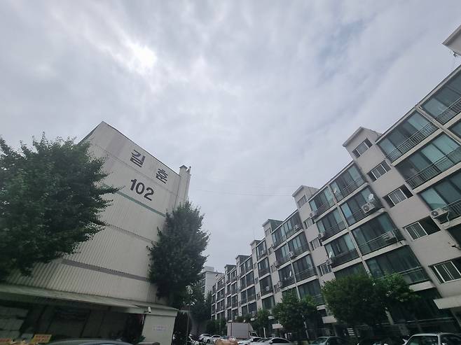 지난 21일 재건축 정밀안전진단을 신청한 서울 양천구 길훈아파트. 유오상 기자