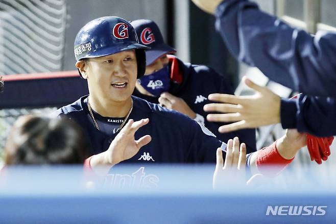 [서울=뉴시스] 최동준 기자 = 29일 서울 잠실야구장에서 열린 2022 KBO 리그 LG 트윈스 대 롯데 자이언츠의 경기, 3회초 2사 1, 2루 상황 롯데 김민수의 2타점 적시타 때 득점한 이대호가 동료들과 하이파이브 하고 있다. 2022.04.29. photocdj@newsis.com