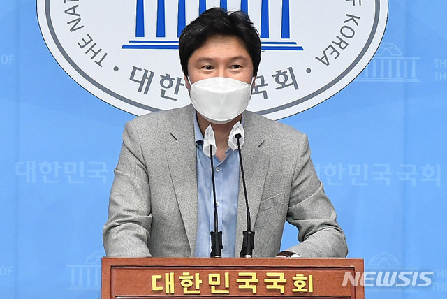 [서울=뉴시스]전진환 기자 = 김해영 더불어민주당 전 의원이 14일 서울 여의도 국회 소통관에서 ‘부산 공직자 부동산 비리조사 특위 이행 촉구’ 기자회견을 하고 있다. (공동취재사진) 2021.04.14. photo@newsis.com