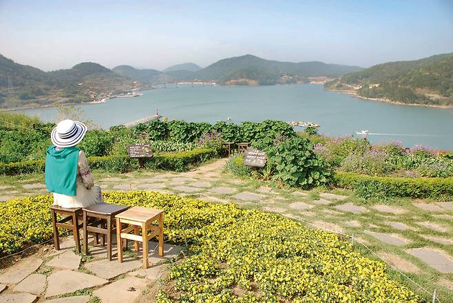 애도(쑥섬) 정상은 계절에 따라 표정이 바뀌는 꽃의 정원이다.