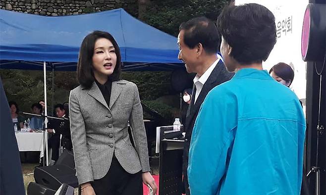 윤석열 대통령 부인 김건희 여사가 비공식 개인일정으로 지난 18일 서울 종로구 평창동 한 광장에서 열린 고 심정민 소령 추모 음악회에 참석했다. 허행일 시인 페이스북 캡쳐