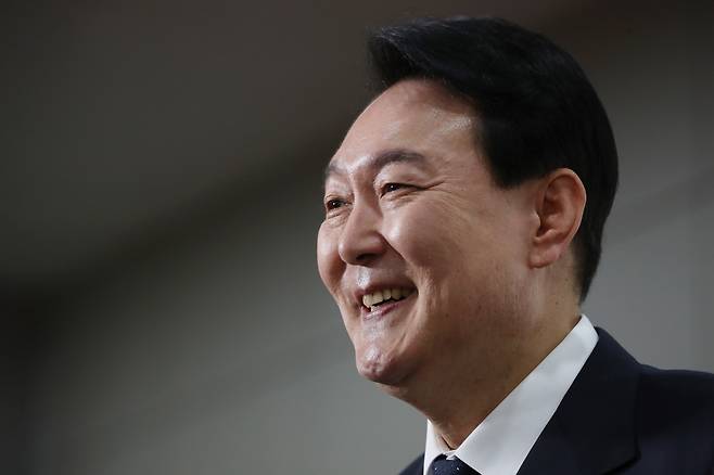 윤석열 대통령이 21일 서울 용산 대통령실 청사로 출근하며 취재진 질문에 답변하고 있다. 2022.06.21. 뉴시스