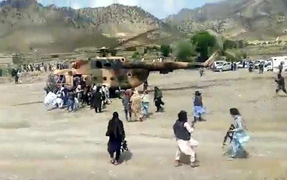 아프가니스탄 탈레반 전사들이 22일 규모 6.1의 지진이 덮친 팍티카주 가얀 지구에서 다친 주민들을 정부 헬리콥터에 태우고 있다.박타르주 통신 동영상 갈무리 AP 연합뉴스