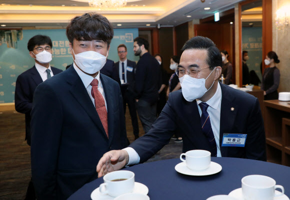 이준석(왼쪽) 국민의힘 대표와 박홍근 더불어민주당 원내대표가 22일 서울 중구 롯데호텔에서 열린 ‘2022 경향포럼’에서 이야기를 나누고 있다.국회사진기자단