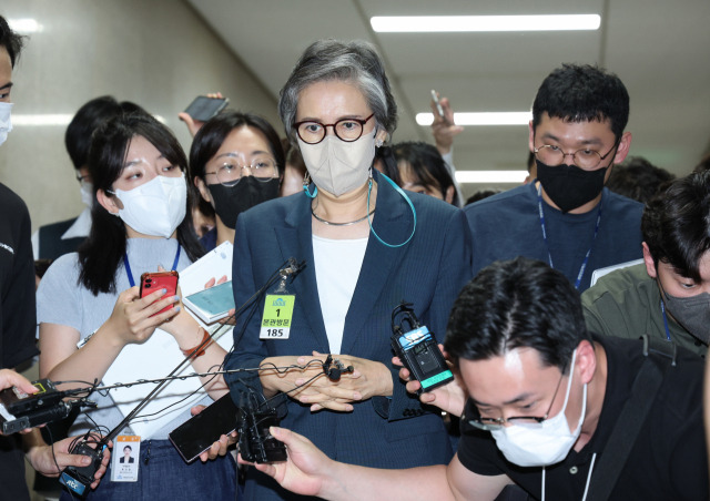 이준석 대표의 '성상납 관련 증거인멸 교사' 의혹 징계 심의 중인 국민의힘 이양희 윤리위원장이 22일 국회에서 열린 중앙윤리위원회 도중에 잠시 회의장 밖으로 나와 취재진의 질문에 답하고 있다. 연합뉴스