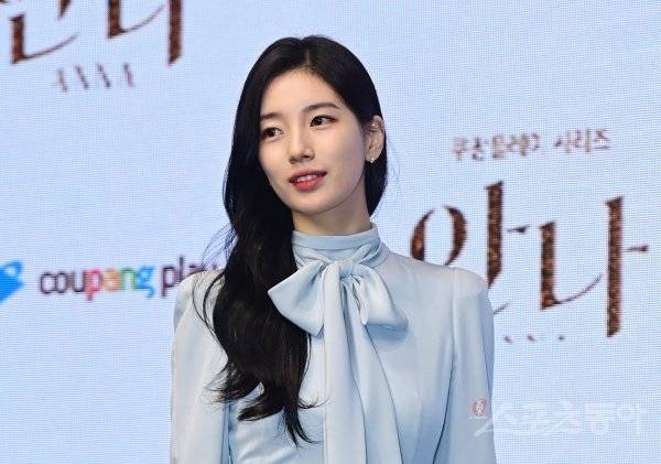 수지가 21일 서울 영등포구 여의도동 콘래드서울에서 열린 쿠팡플레이 오리지널 ‘안나’ 제작발표회에 참석해 포즈를 취하고 있다. 주현희 기자 teth1147@donga.com