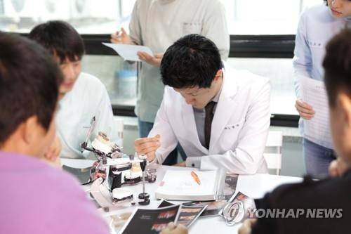 치과의사 시절 가운을 입고 있는 노형태 메디밸류 대표. [제공 사진]