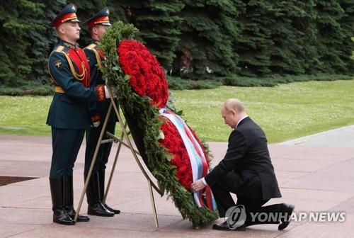 '무명 용사의 묘'에 헌화하는 푸틴  (모스크바 AFP=연합뉴스)