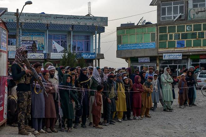 아프가니스탄 사람들이 22일 병원에서 치료를 받고 있는 피해자들을 위한 수혈을 위해 줄을 서고 있다. (사진=AFP 제공)