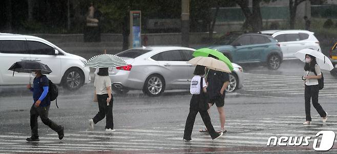 소나기가 내린 2일 전북 전주시 백제대로에서 우산을 쓴 시민들이 발걸음을 옮기고 있다. 2021.8.2/뉴스1 © News1 유경석 기자