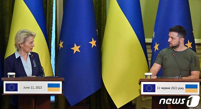 우르줄라 폰데어라이엔 유럽연합(EU) 집행위원장이 지난 11일 우크라이나 수도 키이우를 방문해 볼로디미르 젤렌스키 우크라이나 대통령과 회담 뒤 기자회견을 하고 있다. © AFP=뉴스1 © News1 우동명 기자