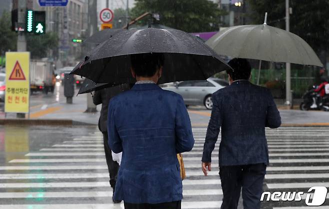 우산을 쓴 시민들/뉴스1 © News1 박세연 기자