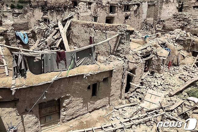 22일(현지시간) 지진이 발생한 아프가니스탄 팍티카에서 초토화된 주택의 모습이 보인다. © AFP=뉴스1 © News1 우동명 기자