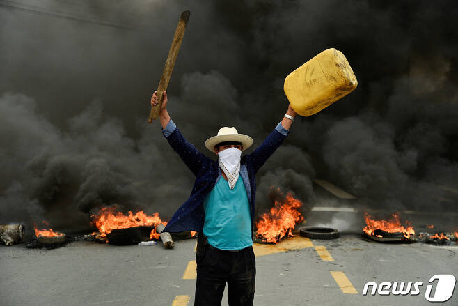에콰도르 리모날에서 22일(현지시간) 한 시위자가 연료, 식품 가격 급등에 항의하는 시위에 참여하고 있다. 2022.06.22/뉴스1 © 로이터=뉴스1 © News1 김민수 기자