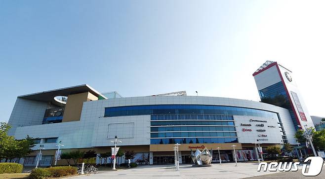 홈플러스 대전유성점이 리뉴얼 해 23일 ‘홈플러스 메가푸드마켓’으로 오픈했다. (홈플러스 제공)© 뉴스1