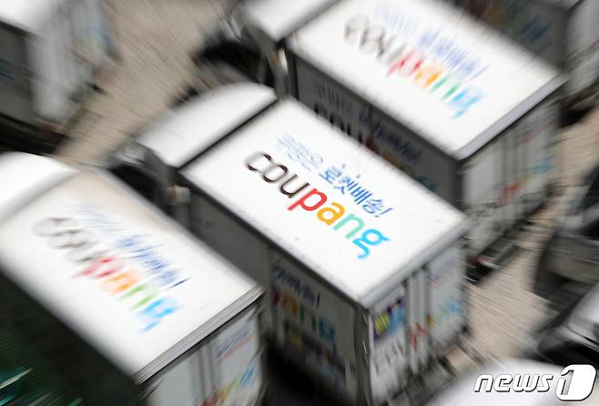 1서울 시내의 주차장에 쿠팡 배송트럭이 주차돼 있다. 2022.5.12/뉴스1 © News1 구윤성 기자