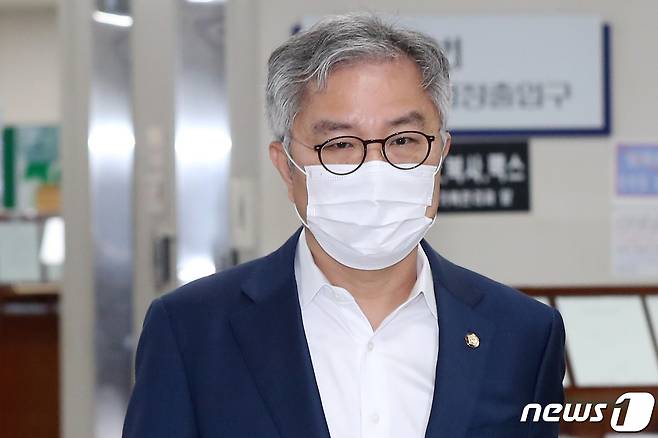 공직선거법 위반 혐의로 불구속 기소된 최강욱 더불어민주당 의원이 22일 오전 서울 서초구 서울고등법원에서 열린 2심 공판에 출석하고 있다. 2022.6.22/뉴스1 © News1 민경석 기자